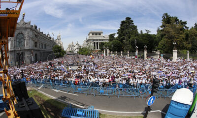 Miles de aficionados esperan en la Plaza de Cibeles a los jugadores del Real Madrid durante los actos de celebración de la trigésimo sexta Liga conseguida por el equipo. EFE/Rodrigo Jiménez
