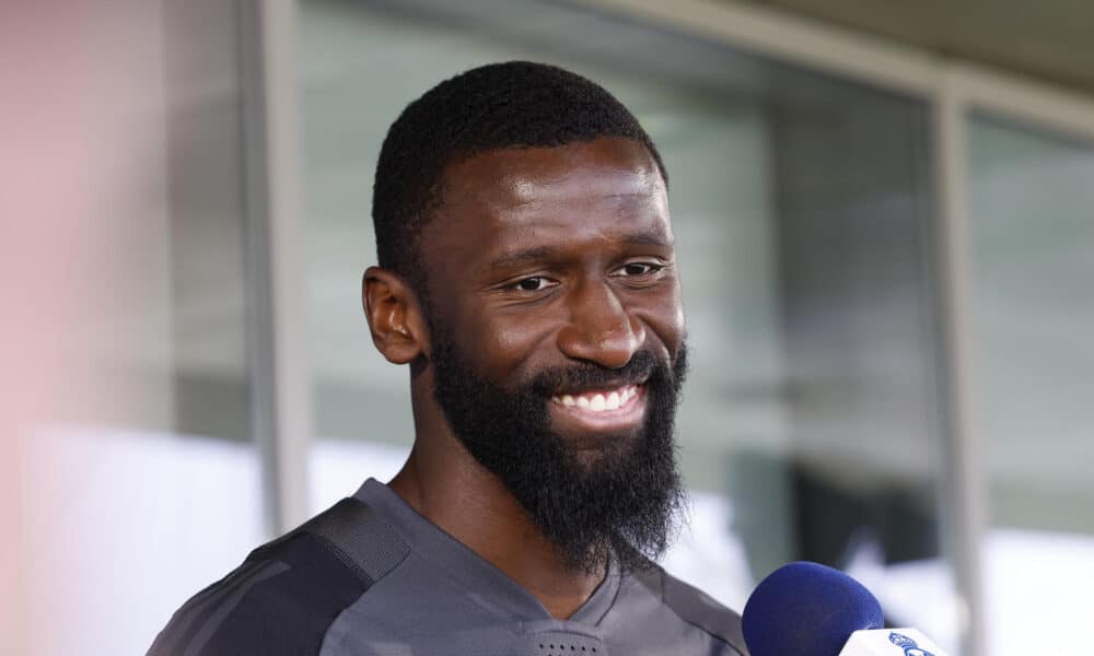 El defensa alemán del Real Madrid Antonio Rüdiger atiende a la prensa tras el entrenamiento en el día abierto a los medios, previo a la final de la Liga de Campeones del sábado 1 de junio contra el Borussia Dortmund. EFE/ J.J. Guillén