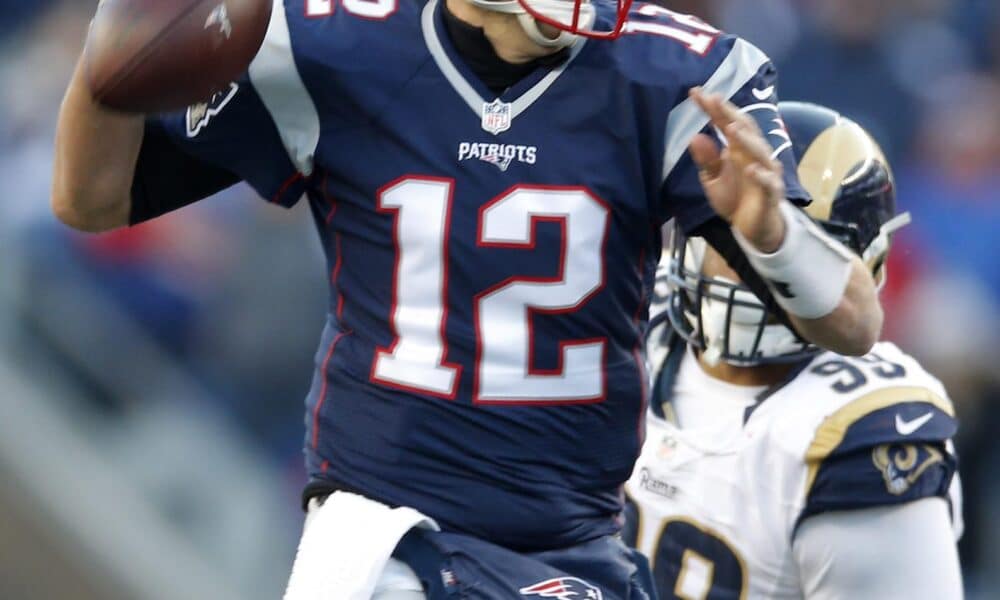 Imagen de archivo de Tom Brady en los tiempos en que destacaba como mariscal de campo de los Patriots. EFE/CJ Gunther