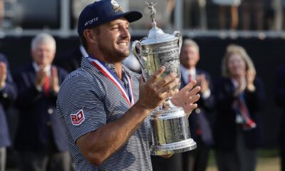 El golfista estadounidense Bryson DeChambeau celebra con el trofeo del Abierto de Estados Unidos, en Pinehurst, Carolina del Norte (EE.UU.). EFE/ERIK S. LESSER
