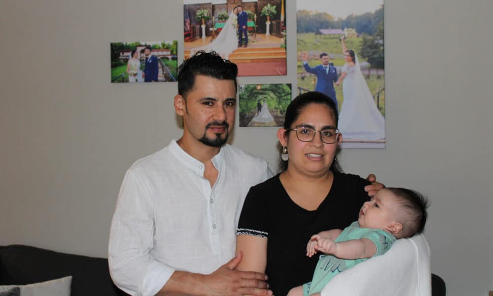 Fotografía que muestra a María Villanueva y Gustavo Villeda con su hijo de dos meses el 18 de junio de 2024 en la ciudad de Laurel, Maryland (EE.UU.). EFE/Octavio Guzmán