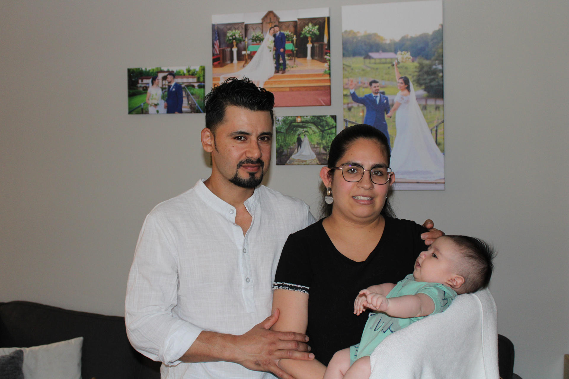 Fotografía que muestra a María Villanueva y Gustavo Villeda con su hijo de dos meses el 18 de junio de 2024 en la ciudad de Laurel, Maryland (EE.UU.). EFE/Octavio Guzmán
