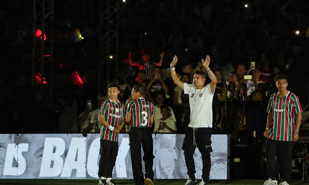 El central brasileño Thiago Silva, acompañado de su esposa, Belle Silva, y sus hijos Isago e Iago, ingresa en el Estadio Maracaná de Río de Janeiro  para celebrar este viernes su incorporación al Fluminense. EFE/ Andre Acoelho