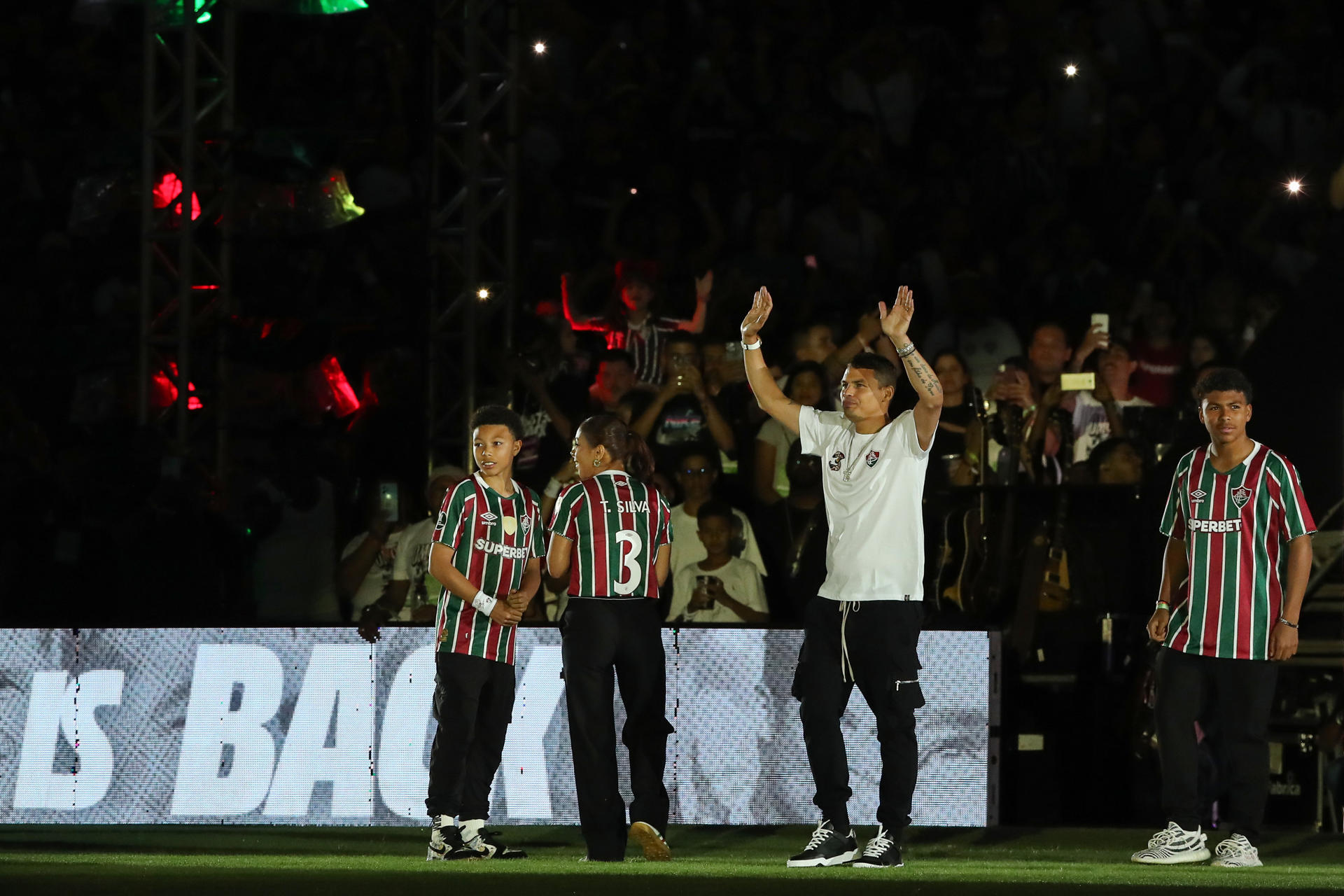 El central brasileño Thiago Silva, acompañado de su esposa, Belle Silva, y sus hijos Isago e Iago, ingresa en el Estadio Maracaná de Río de Janeiro  para celebrar este viernes su incorporación al Fluminense. EFE/ Andre Acoelho