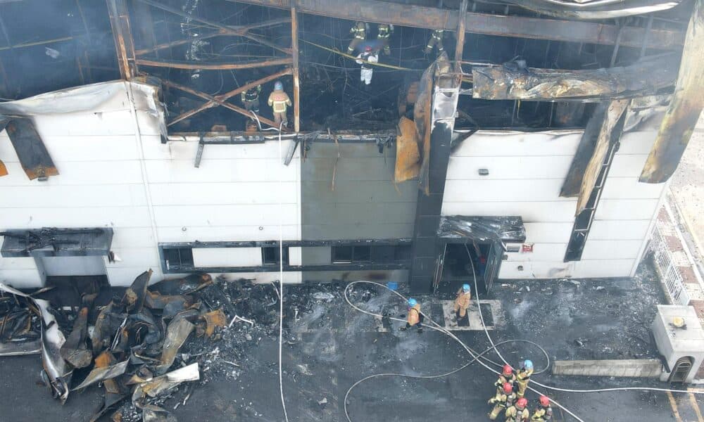 Los bomberos recuperan los cuerpos de los trabajadores en el lugar de un incendio en una fábrica de baterías de litio en Hwaseong, Corea del Sur, el 24 de junio de 2024. EFE/EPA/YONHAP / POOL