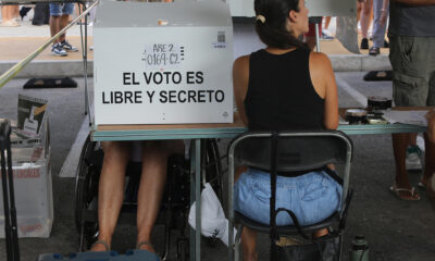 Ciudadanos depositan su voto en las urnas este domingo, en el balneario de Cancún, Quintana Roo (México). EFE/Alonso Cupul