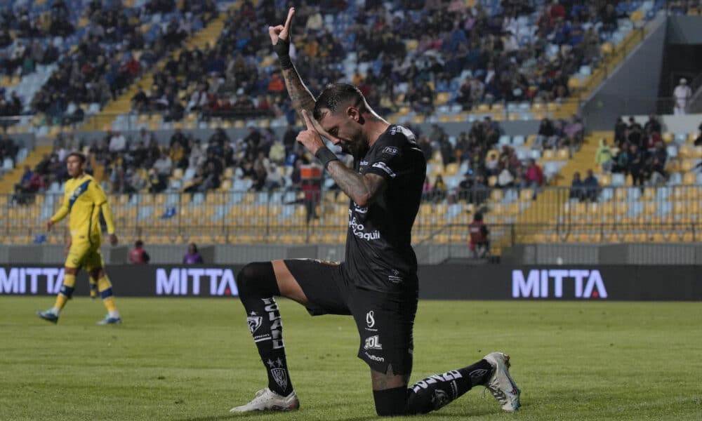 Fotografía de archivo en la que se registró al delantero uruguayo Renzo López, al celebrar uno de sus goles con el club ecuatoriano de fútbol Independiente del Valle. EFE/Adriana Thomasa