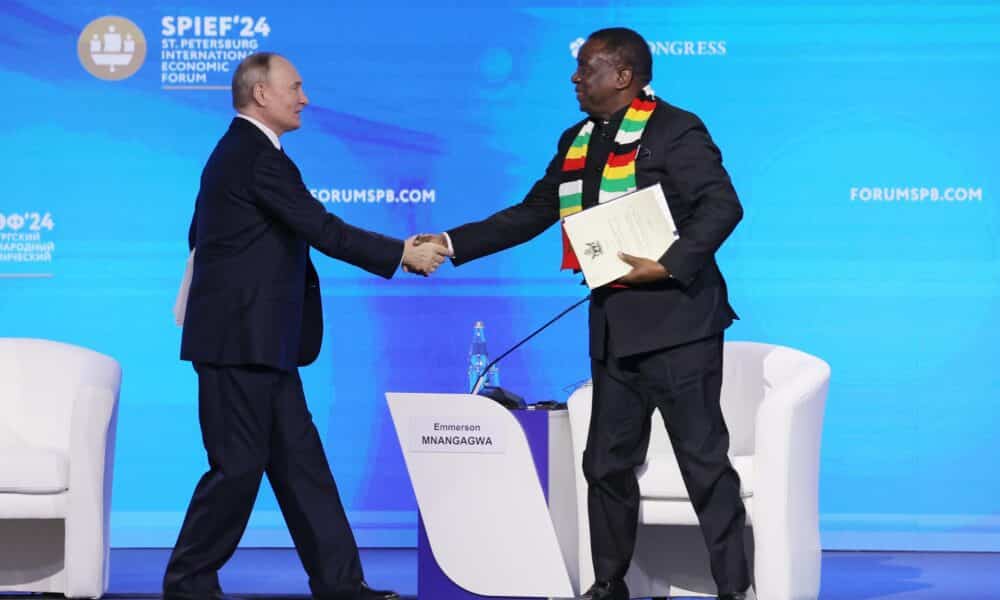 El presidente de Rusia, Vladimir Putin, le da la mano al presidente de Zimbabwe, Emmerson Mnangagwa (R), durante una sesión plenaria del Foro Económico Internacional de San Petersburgo (SPIEF) en San Petersburgo, Rusia , el 7 de junio de 2024. EFE/EPA/ANTÓN VAGANOV/PISCINA