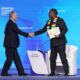 El presidente de Rusia, Vladimir Putin, le da la mano al presidente de Zimbabwe, Emmerson Mnangagwa (R), durante una sesión plenaria del Foro Económico Internacional de San Petersburgo (SPIEF) en San Petersburgo, Rusia , el 7 de junio de 2024. EFE/EPA/ANTÓN VAGANOV/PISCINA