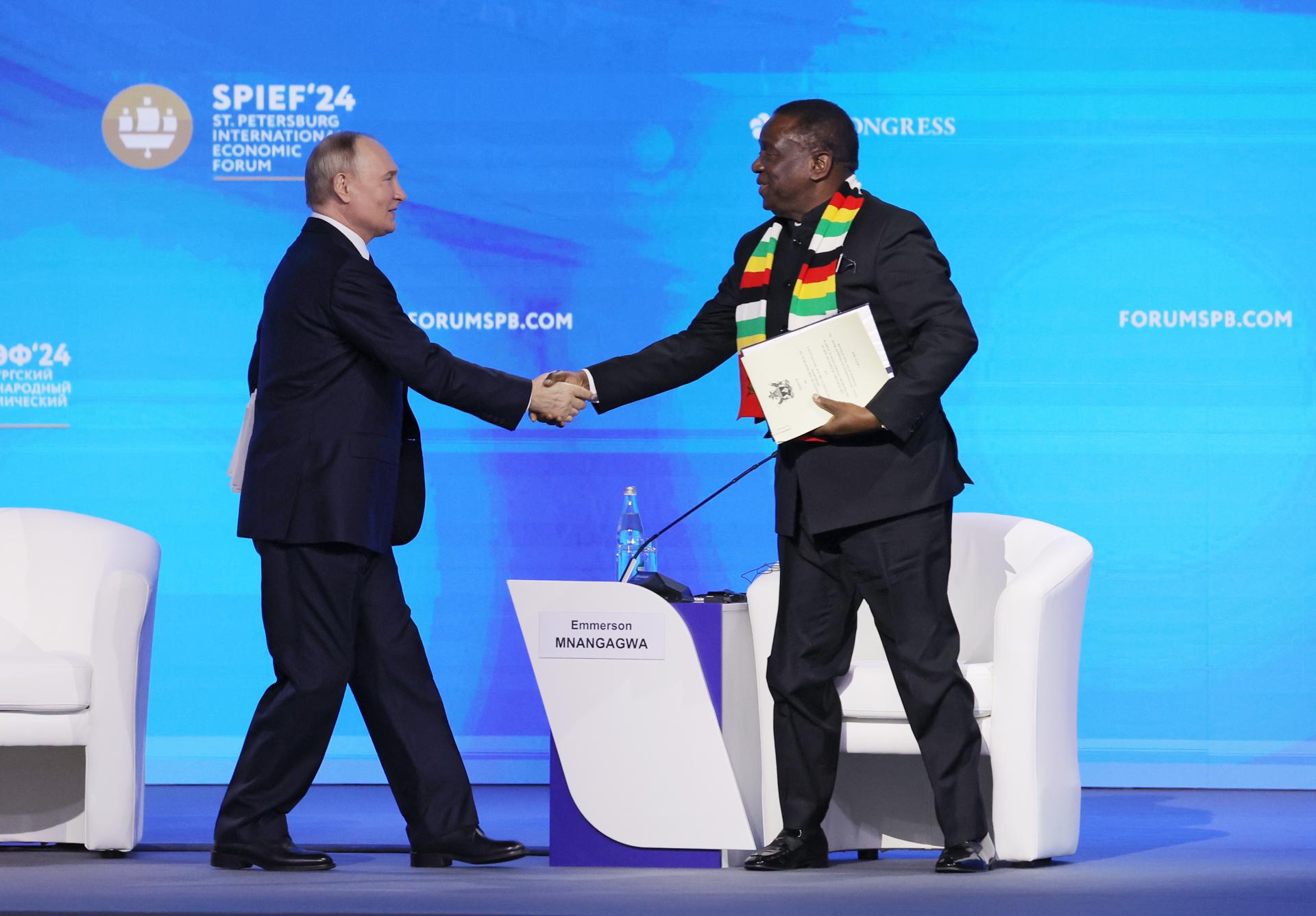 El presidente de Rusia, Vladimir Putin, le da la mano al presidente de Zimbabwe, Emmerson Mnangagwa (R), durante una sesión plenaria del Foro Económico Internacional de San Petersburgo (SPIEF) en San Petersburgo, Rusia , el 7 de junio de 2024. EFE/EPA/ANTÓN VAGANOV/PISCINA