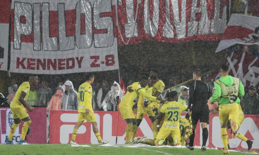 Jugadores del Atlético Bucaramanga fueron registrados este sábado, 15 de junio, al celebrar un gol que le anotaron a Santa Fe, durante el partido de vuelta de la Final de Torneo Apertura de fútbol en Colombia, en el estadio El Campín de Bogotá. EFE/Carlos Ortega