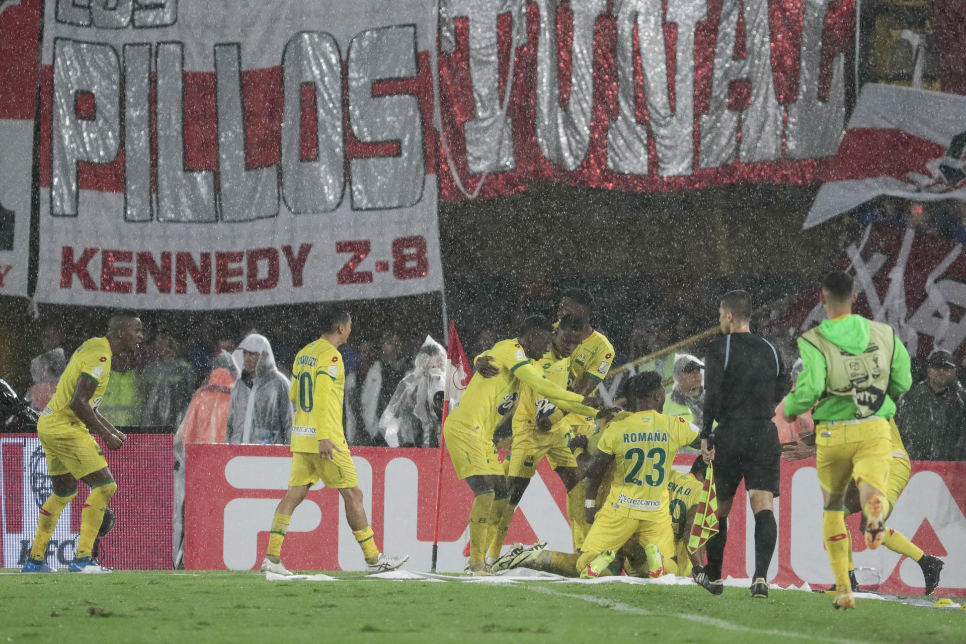 Jugadores del Atlético Bucaramanga fueron registrados este sábado, 15 de junio, al celebrar un gol que le anotaron a Santa Fe, durante el partido de vuelta de la Final de Torneo Apertura de fútbol en Colombia, en el estadio El Campín de Bogotá. EFE/Carlos Ortega