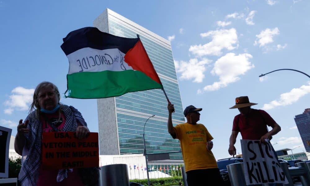 Un miembro del grupo Veteranos por la Paz sostiene una bandera palestina fuera de la misión de Estados Unidos ante las Naciones Unidas mientras se lleva a cabo una reunión del Consejo de Seguridad en la Sede de la ONU en Nueva York, Estados Unidos, el 28 de mayo de 2024. EFE/EPA/Kena Betancur