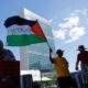 Un miembro del grupo Veteranos por la Paz sostiene una bandera palestina fuera de la misión de Estados Unidos ante las Naciones Unidas mientras se lleva a cabo una reunión del Consejo de Seguridad en la Sede de la ONU en Nueva York, Estados Unidos, el 28 de mayo de 2024. EFE/EPA/Kena Betancur