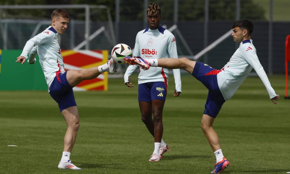 Los jugadores de la selección española Dani Olmo (i), Nico Williams (c) y Pedri (d) durante el entrenamiento celebrado este jueves en la localidad alemana de Donaueschingen. EFE/ JJ Guillén