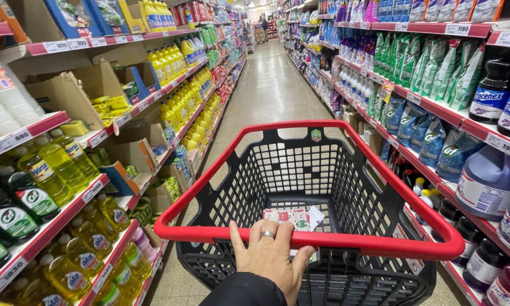 Fotografía de archivo de una persona realiza compras en un supermercado en Buenos Aires (Argentina). EFE/ Juan Ignacio Roncoroni