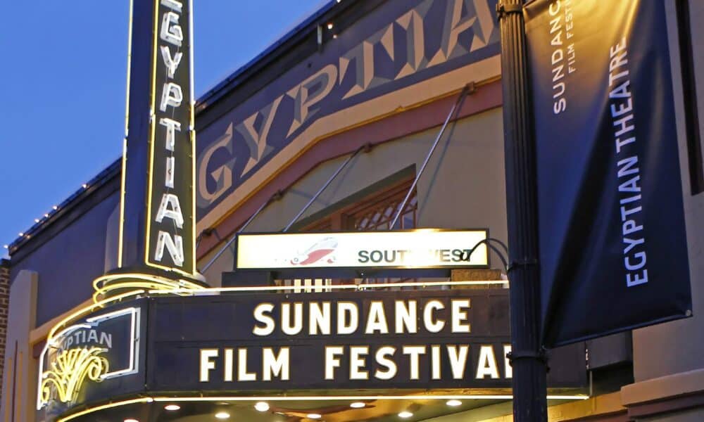 Fotografía de archivo fechada el 25 de enero de 2010 donde se muestra el cartel luminoso del Festival de Cine de Sundance en la fachada del Teatro Egipcio en Park City, Utah (Estados Unidos). EFE/George Frey