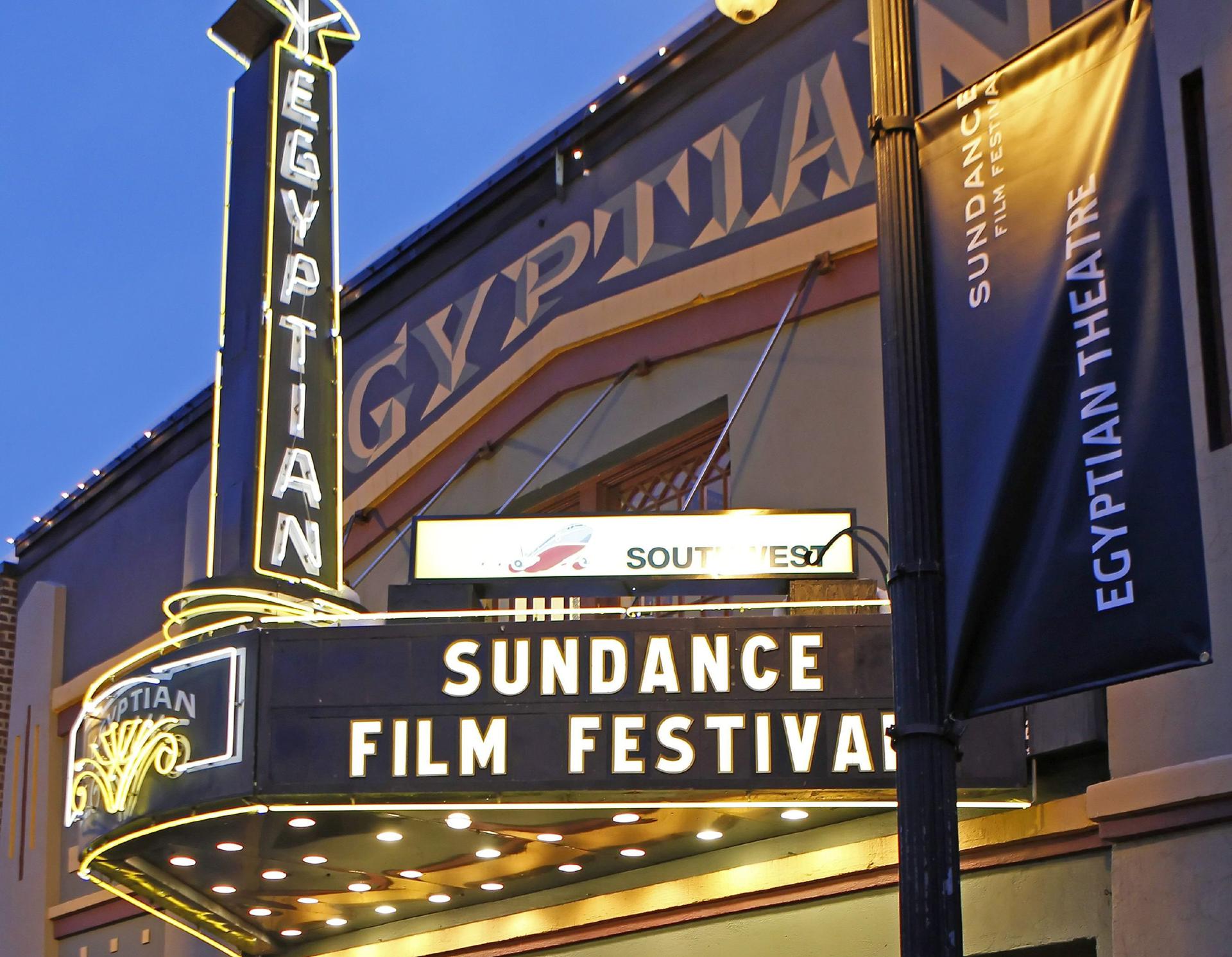 Fotografía de archivo fechada el 25 de enero de 2010 donde se muestra el cartel luminoso del Festival de Cine de Sundance en la fachada del Teatro Egipcio en Park City, Utah (Estados Unidos). EFE/George Frey