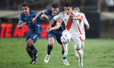 El peruano José Rivera (d) disputa el balón con el paraguayo Fabián Balbuena (c) en un partido amistoso de selecciones jugado este viernes en Lima con miras a la Copa América de Estados Unidos que comienza el 20 de junio. EFE/ Paolo Aguilar