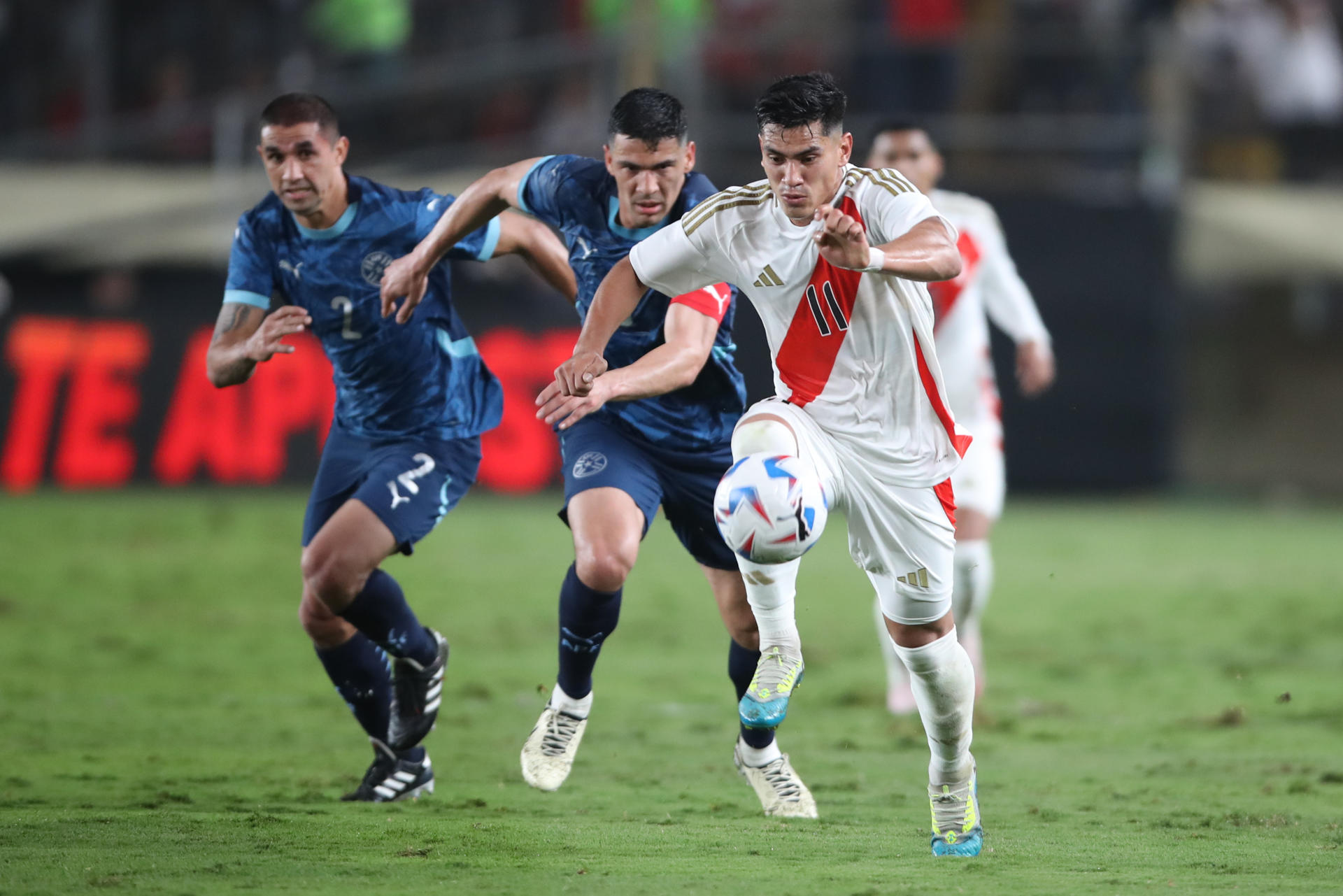 El peruano José Rivera (d) disputa el balón con el paraguayo Fabián Balbuena (c) en un partido amistoso de selecciones jugado este viernes en Lima con miras a la Copa América de Estados Unidos que comienza el 20 de junio. EFE/ Paolo Aguilar
