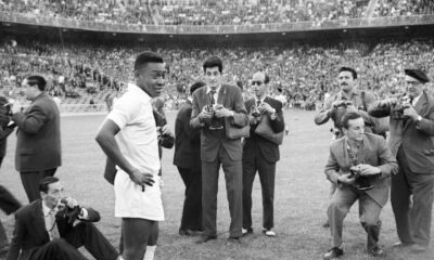 Fotografía de archivo, tomada el 17 de junio de 1959, en la que se registró al desaparecido futbolista brasileño Edson Arantes do Nascimento "Pelé" (3-i), al posar para los fotógrafos antes de un partido de exhibición entre el club Santos de Brasil y el Real Madrid, en el estadio Santiago Bernabéu de Madrid (España). EFE/jn