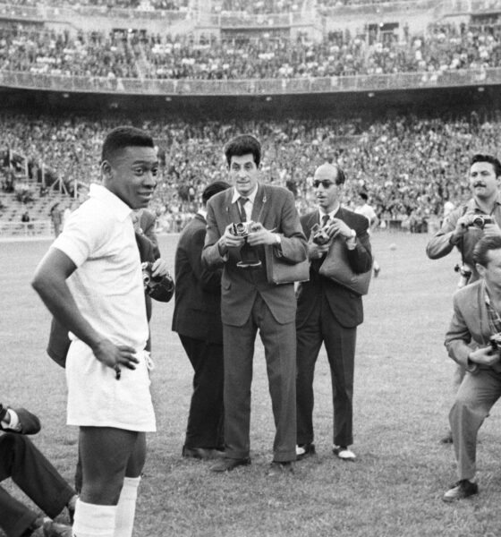 Fotografía de archivo, tomada el 17 de junio de 1959, en la que se registró al desaparecido futbolista brasileño Edson Arantes do Nascimento "Pelé" (3-i), al posar para los fotógrafos antes de un partido de exhibición entre el club Santos de Brasil y el Real Madrid, en el estadio Santiago Bernabéu de Madrid (España). EFE/jn