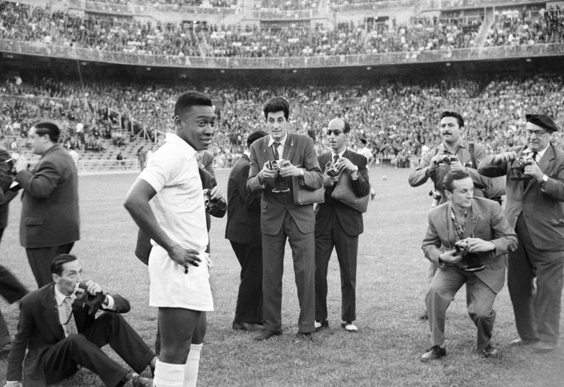 Fotografía de archivo, tomada el 17 de junio de 1959, en la que se registró al desaparecido futbolista brasileño Edson Arantes do Nascimento "Pelé" (3-i), al posar para los fotógrafos antes de un partido de exhibición entre el club Santos de Brasil y el Real Madrid, en el estadio Santiago Bernabéu de Madrid (España). EFE/jn