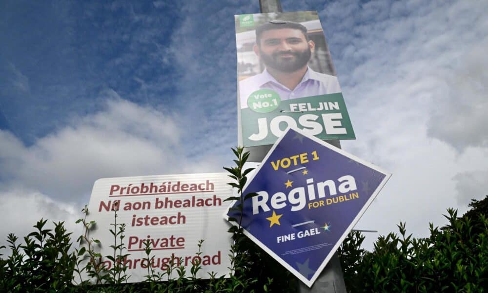 Dublín (Irlanda).- Un cartel de campaña del Partido Verde y el partido Fine Gael en Dublín. Irlanda celebra elecciones europeas y locales el 7 de junio de 2024. (Elecciones, Irlanda) EFE/EPA/BRYAN MEADE