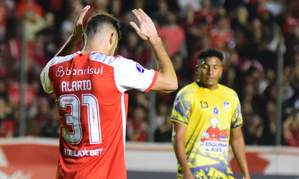 Lucas Alario, delantero argentino del Internacional, celebra este sábado el gol anotado a Independiente del Valle en el partido de cierre de la fase de grupos de la Copa Sudamericana jugado en el estadio Alfredo Jaconi de la ciudad brasileña de Caixas do Sul. EFE/ Ricardo Rímoli