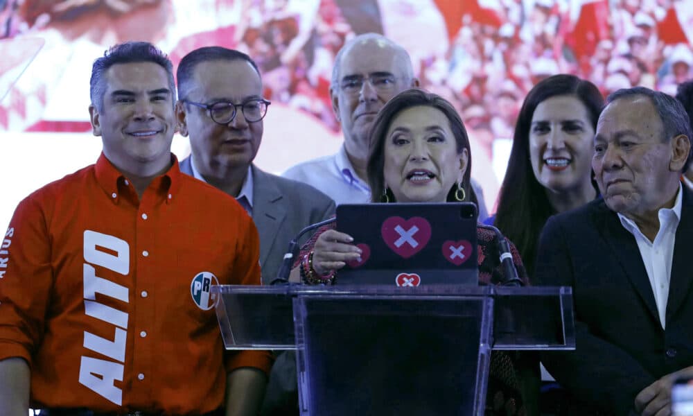 La candidata presidencial opositora Xóchitl Gálvez,habla durante una rueda de prensa este domingo, en Ciudad de México (México). EFE/José Méndez