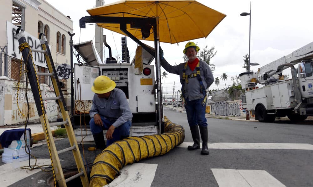 Imagen de archivo de empleados de la Autoridad de Energía Eléctrica de Puerto Rico, quienes reparan una línea dañada en San Juan (Puerto Rico). EFE/Thais Llorca