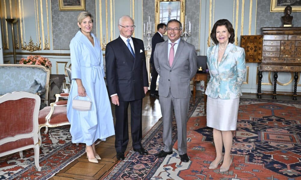 El rey Carl XVI Gustaf (2-L) y la reina Silvia (R) de Suecia posan para los medios de comunicación antes de celebrar un almuerzo para el presidente colombiano Gustavo Petro Urrego (2-R) y su esposa Verónica Alcocer (L) en el Palacio Real de Estocolmo, Suecia, 13 de junio de 2024. El Presidente de Colombia se encuentra de visita oficial en Suecia del 11 al 14 de junio con motivo del 150 aniversario de las relaciones bilaterales entre ambos países. La visita se centra en 'las relaciones bilaterales, cuestiones multilaterales, el proceso de paz en Colombia, el desarrollo sostenible, la investigación y la innovación y la cooperación económica', señala el Parlamento sueco en su sitio web. (Suecia, Estocolmo) EFE/EPA/Henrik Montgomery SUECIA FUERA