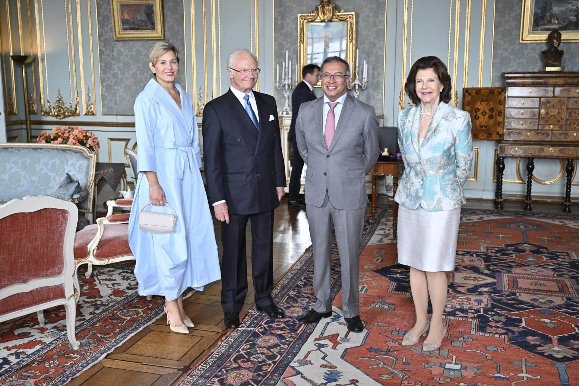 El rey Carl XVI Gustaf (2-L) y la reina Silvia (R) de Suecia posan para los medios de comunicación antes de celebrar un almuerzo para el presidente colombiano Gustavo Petro Urrego (2-R) y su esposa Verónica Alcocer (L) en el Palacio Real de Estocolmo, Suecia, 13 de junio de 2024. El Presidente de Colombia se encuentra de visita oficial en Suecia del 11 al 14 de junio con motivo del 150 aniversario de las relaciones bilaterales entre ambos países. La visita se centra en 'las relaciones bilaterales, cuestiones multilaterales, el proceso de paz en Colombia, el desarrollo sostenible, la investigación y la innovación y la cooperación económica', señala el Parlamento sueco en su sitio web. (Suecia, Estocolmo) EFE/EPA/Henrik Montgomery SUECIA FUERA