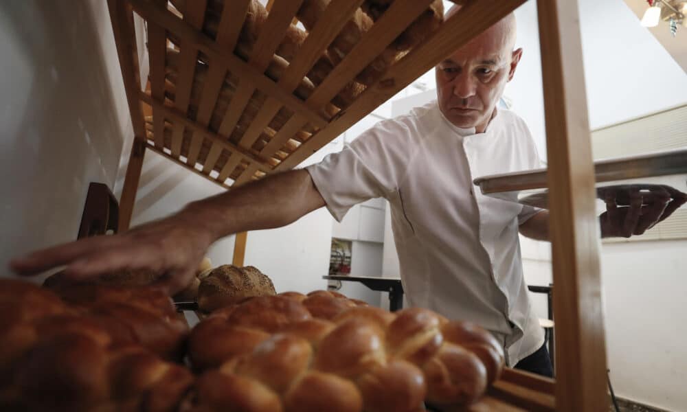 Vicent Maillard, dueño de la pastelería La Vicentina, toma un pan, en La Habana (Cuba).EFE/ Yander Zamora