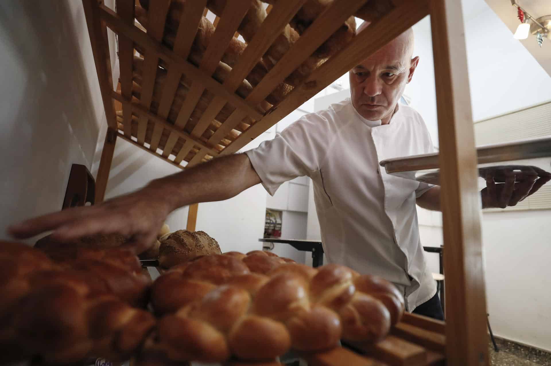 Vicent Maillard, dueño de la pastelería La Vicentina, toma un pan, en La Habana (Cuba).EFE/ Yander Zamora