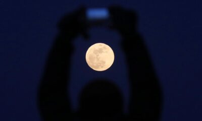 Fotografía de archivo de una persona que toma una foto de la luna en Pekín, China, hoy, 31 de enero de 2018. EFE/EPA/ Wu Hong