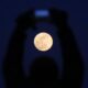 Fotografía de archivo de una persona que toma una foto de la luna en Pekín, China, hoy, 31 de enero de 2018. EFE/EPA/ Wu Hong
