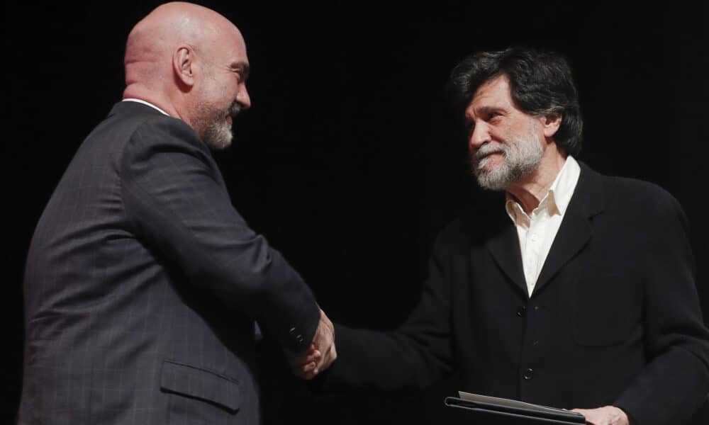 El realizador español Víctor Erice (d) recibe la Medalla Filmoteca UNAM de manos del director de la Filmoteca Hugo Villa (i) en una ceremonia este domingo, en la Sala Miguel Covarrubias de la Ciudad de México (México). EFE/Isaac Esquivel