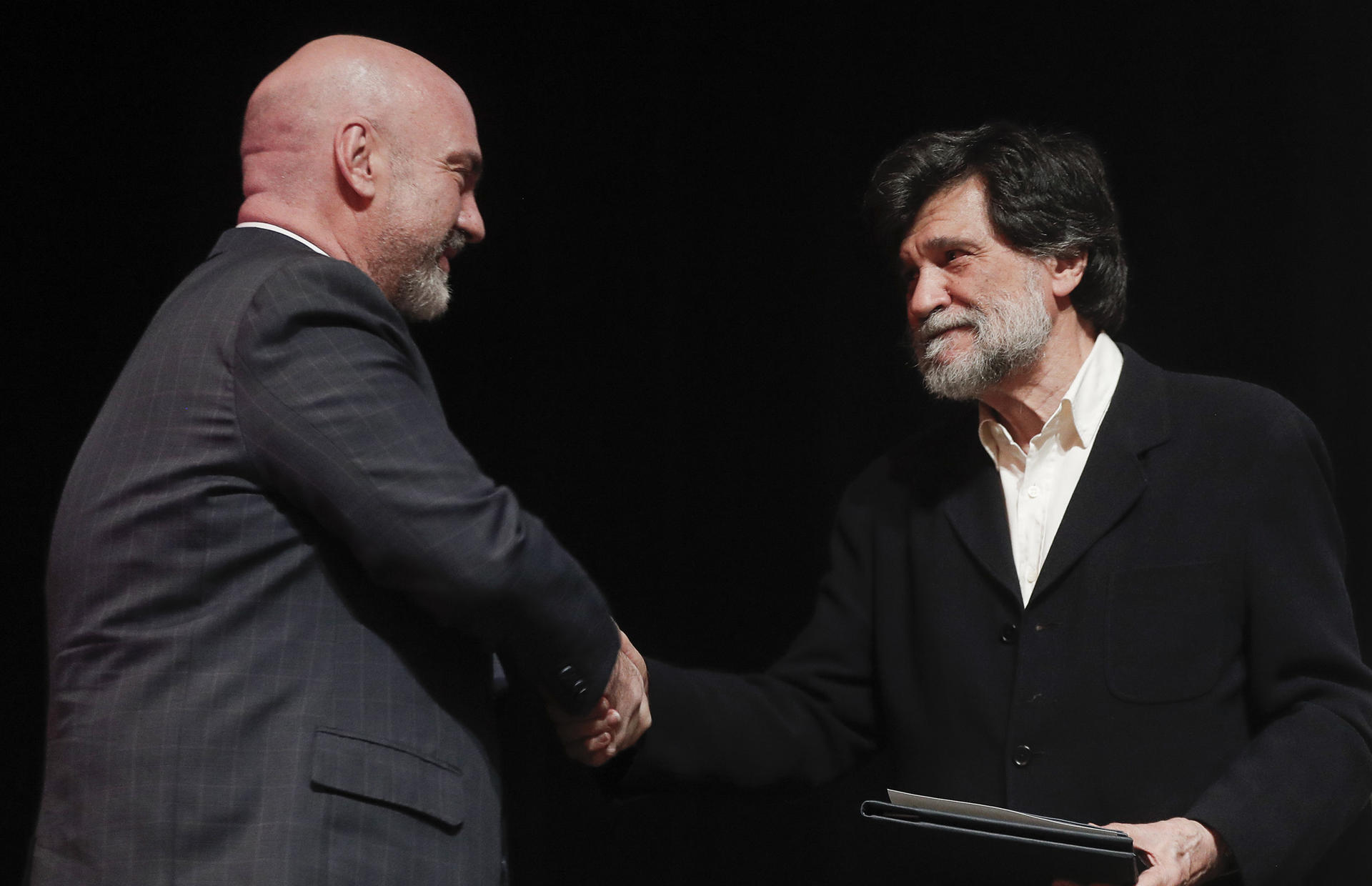 El realizador español Víctor Erice (d) recibe la Medalla Filmoteca UNAM de manos del director de la Filmoteca Hugo Villa (i) en una ceremonia este domingo, en la Sala Miguel Covarrubias de la Ciudad de México (México). EFE/Isaac Esquivel