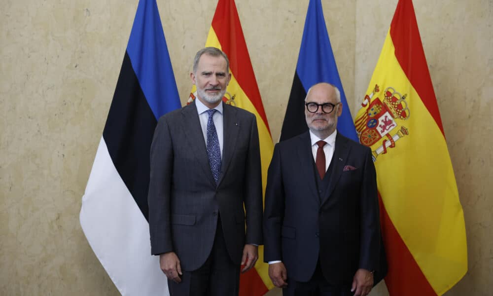 El rey Felipe VI junto al presidente de la República de Estonia, Alar Karis, durante su encuentro en Tallín este domingo al inicio de su gira por los tres países bálticos. EFE/ Mariscal