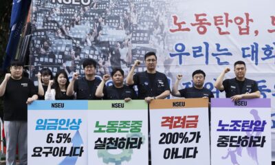 Son Woo-mok (3d), jefe del Sindicato Nacional de Samsung Electronics (NSEU, por sus siglas en inglés), y sus miembros gritan consignas durante una manifestación frente a la sede de la empresa en Seúl, Corea del Sur. EFE/Jeon Heon-kyun