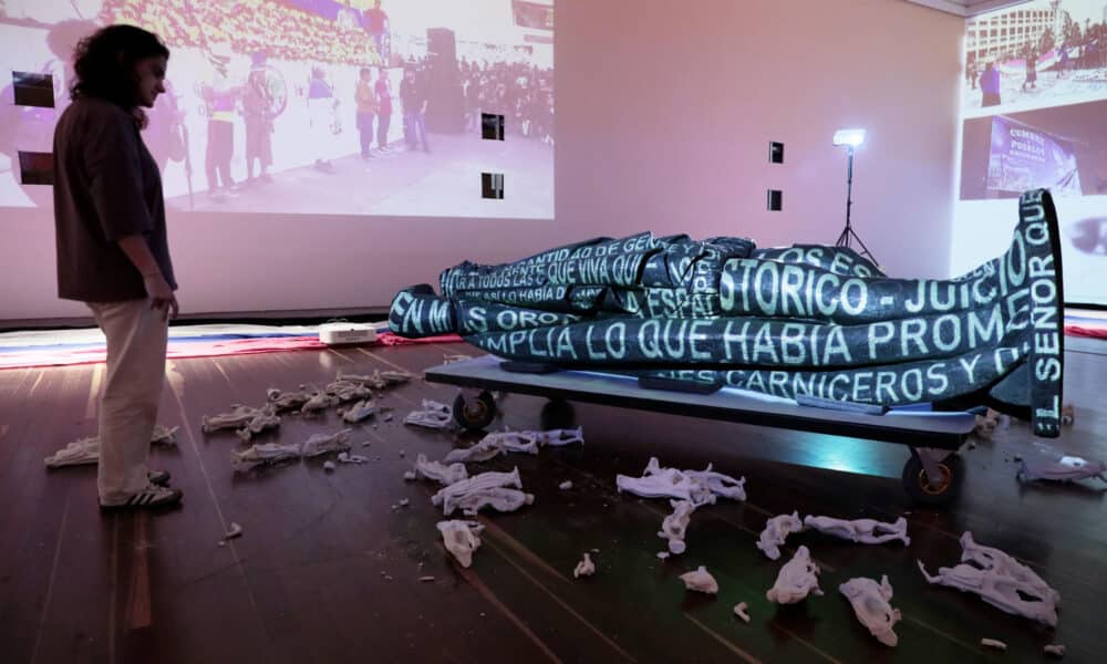 Una mujer observa la estatua de Gonzalo Jiménez de Quesada, fundador de Bogotá, en una intervención digital, el 6 de junio de 2024, en el Museo Nacional en Bogotá (Colombia). EFE/Carlos Ortega