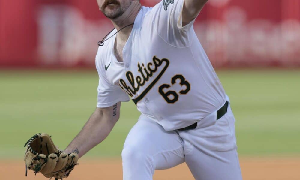 El lanzador de los Oakland Athletics, Hogan Harris, en acción durante el juego que ganaron este viernes por 2-1 a los Toronto Blue Jays. Los venezolanos Wilmer Flores e Ildemaro Vargas, los dominicanos Oneil Cruz y Teoscar Hernandez, el estadounidense MJ Meléndez y el puertorriqueño Nelson Velázquez se brindaron este viernes un auténtica fiesta en la jornada de Grandes Ligas. EFE/Juan G. Mabanglo