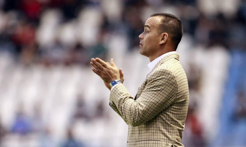 Fotografía de archivo del entrenador venezolano Rafael Dudamel, quien este sábado condujo al Atlético Bucaramanga a la victoria por 1-0 sobre el Santa Fe del uruguayo Pablo Peirano en el partido de ida de la final de la Liga colombiana jugado en el estado Alfonso López. EFE/Cabalar