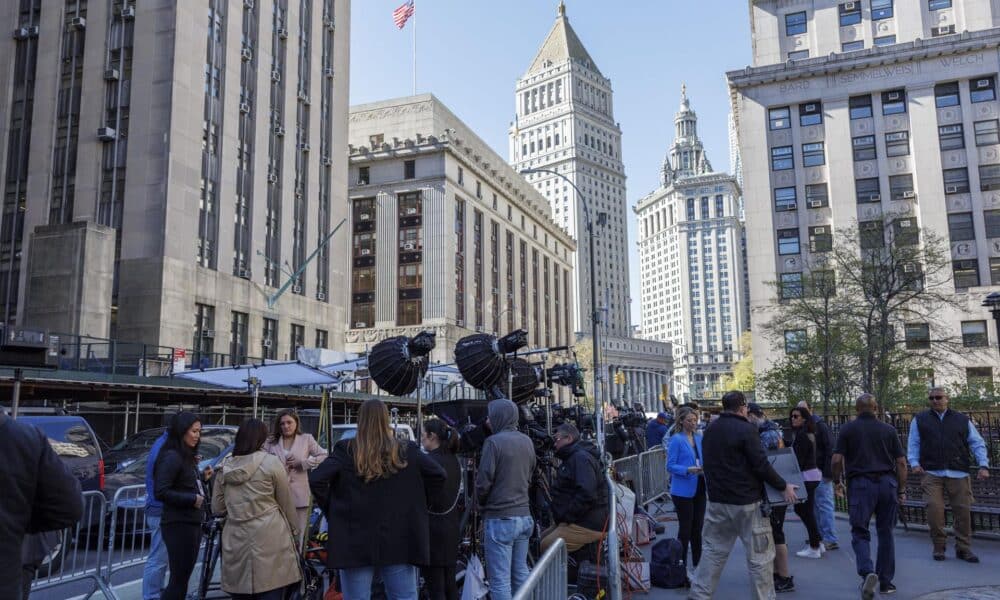 Fotografía de archivo del 16 de abril de 2024 de periodistas y miembros del equipo de producción de distintos medios de comunicación mientras trabajan afuera de un tribunal penal en Nueva York (EE.UU.). EFE/EPA/Sarah Yenesel