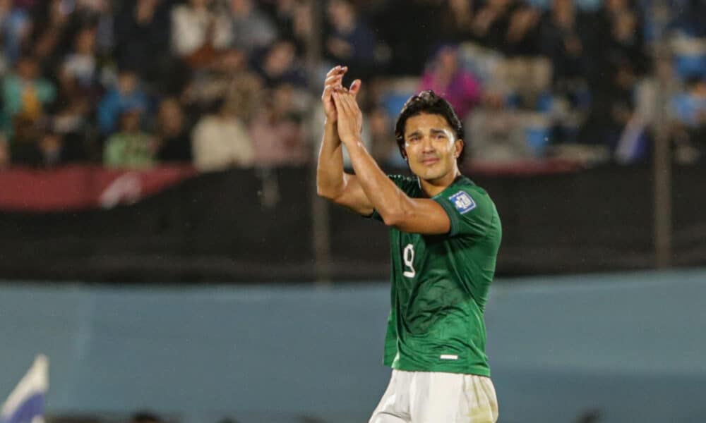 Fotografía de archivo, tomada el pasado 21 de noviembre, en la que se registró al delantero boliviano Marcelo Martins Moreno al despedirse de la selección nacional de fútbol de su país, luego de un partido por las eliminatorias suramericana al Mundial FIFA de 2026, en el estadio Centenario de Montevideo (Uruguay). EFE/Gastón Britos