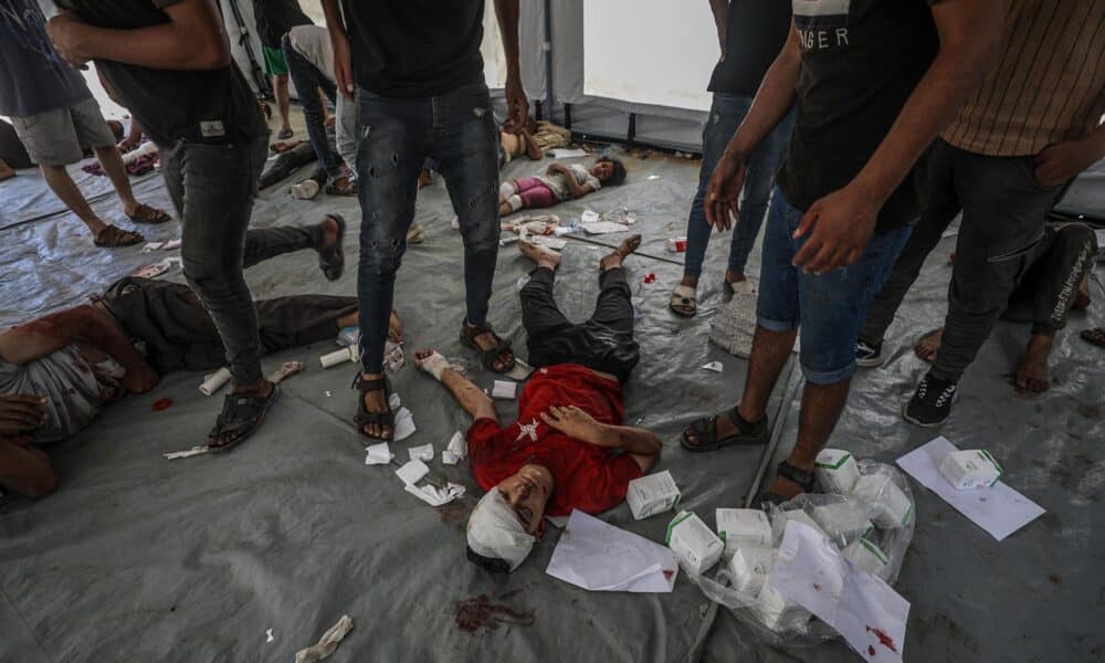 Palestinos heridos en el hospital de Al Awda durante una operación militar israelí en el campo de refugiados de Al Nusairat, en el centro de la Franja de Gaza. EFE/EPA/MOHAMMED SABRE