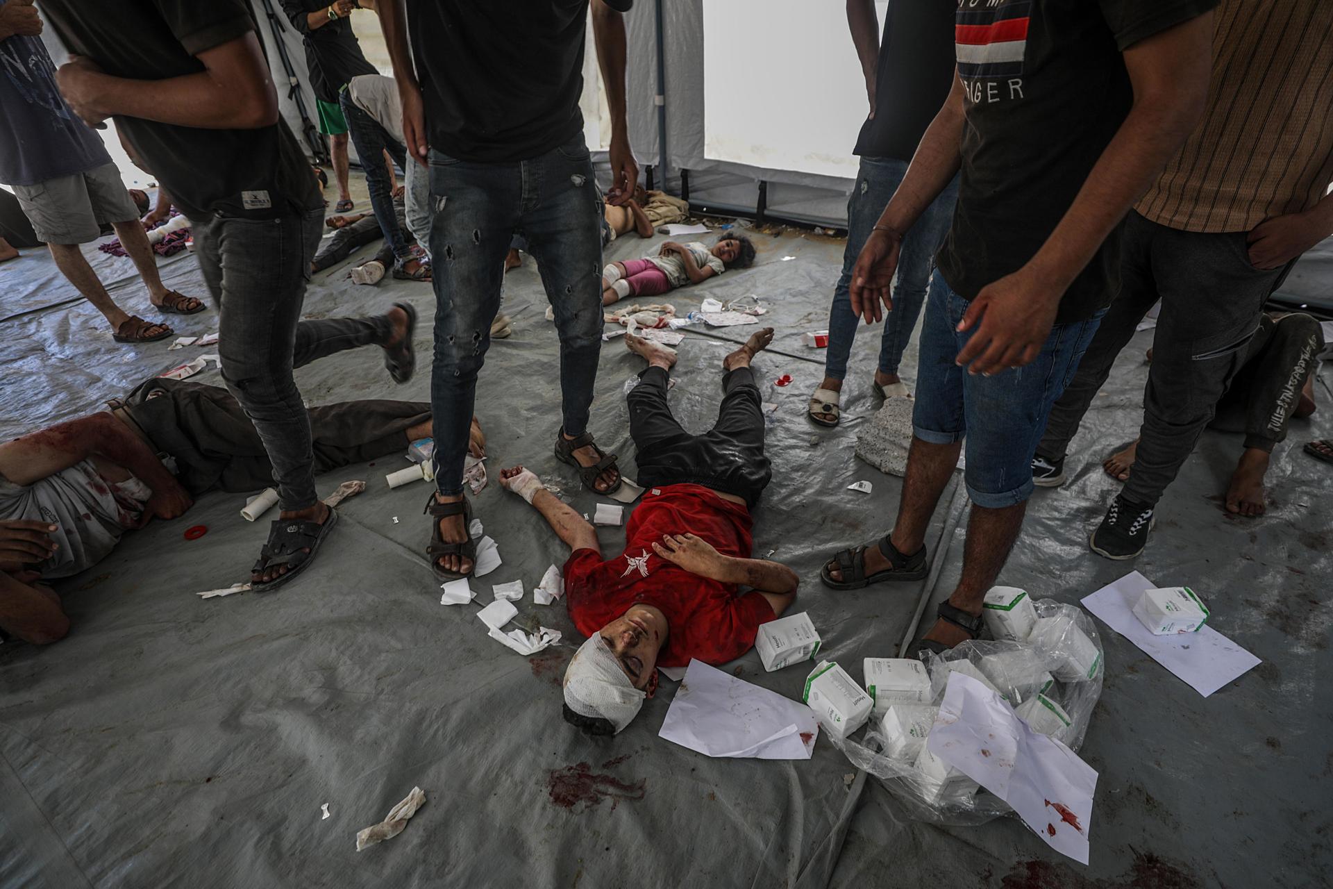 Palestinos heridos en el hospital de Al Awda durante una operación militar israelí en el campo de refugiados de Al Nusairat, en el centro de la Franja de Gaza. EFE/EPA/MOHAMMED SABRE