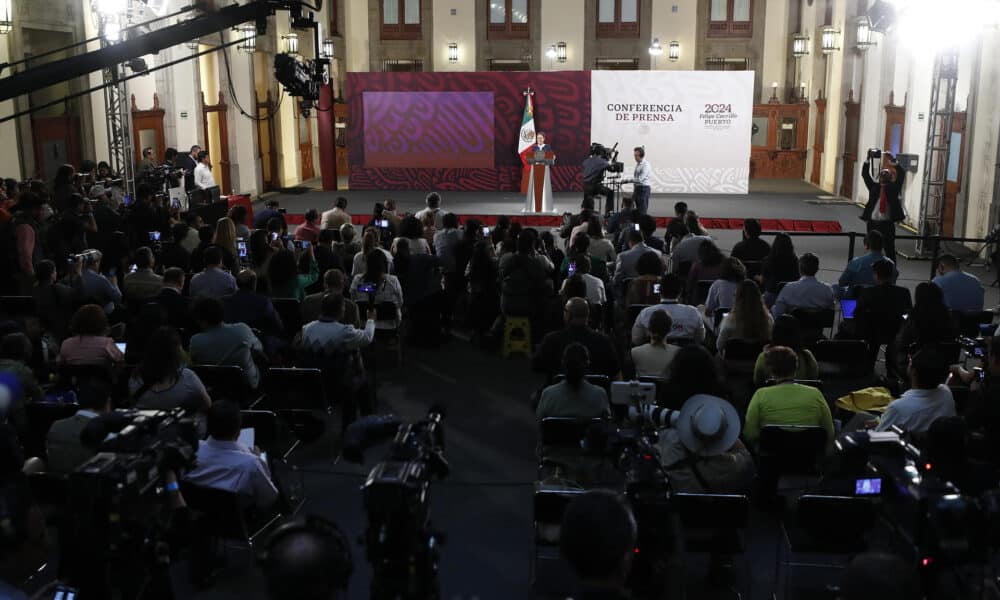 La presidenta electa de México, Claudia Sheinbaum Pardo (c) habla durante una conferencia de prensa este lunes en el Palacio Nacional de la Ciudad de México (México). EFE/Sáshenka Gutiérrez