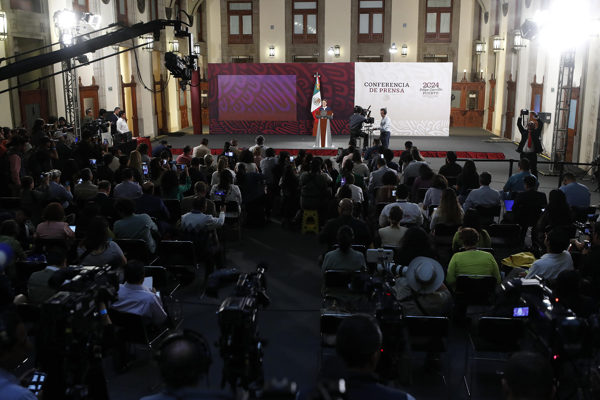 La presidenta electa de México, Claudia Sheinbaum Pardo (c) habla durante una conferencia de prensa este lunes en el Palacio Nacional de la Ciudad de México (México). EFE/Sáshenka Gutiérrez